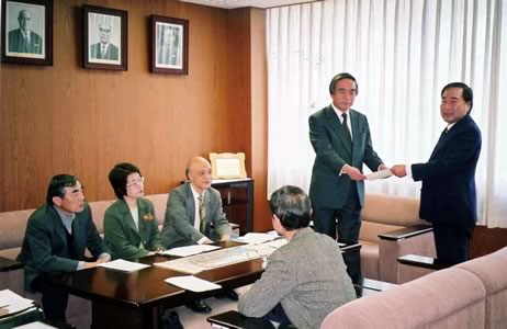 品川区濱野健助役に2005年度予算に対する重点要求書を渡す田口章夫会長